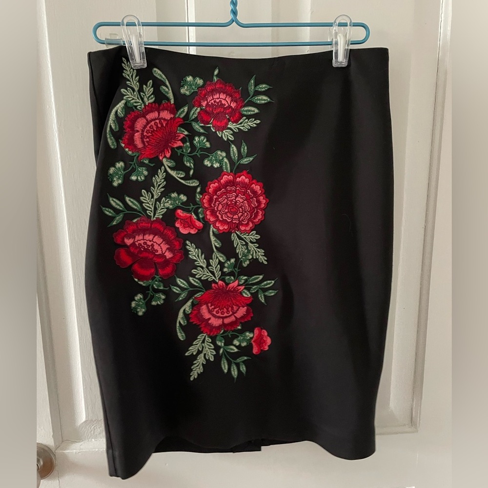 Contemporaine Black Satin with Roses